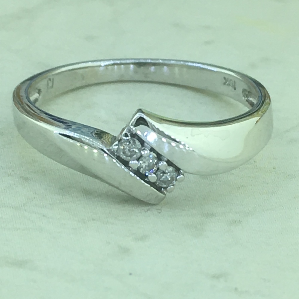 10K WHITE GOLD LADIES PETITE 3 DIAMONDS RING